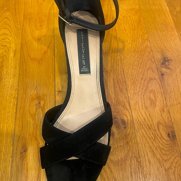 STEVE MADDEN BLACK SEUDE ANKLE STRAP BLOCK HEEL SANDLES - Picture 3 of 4